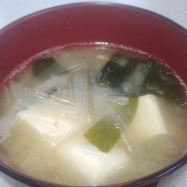 新玉ねぎと豆腐とわかめの味噌汁